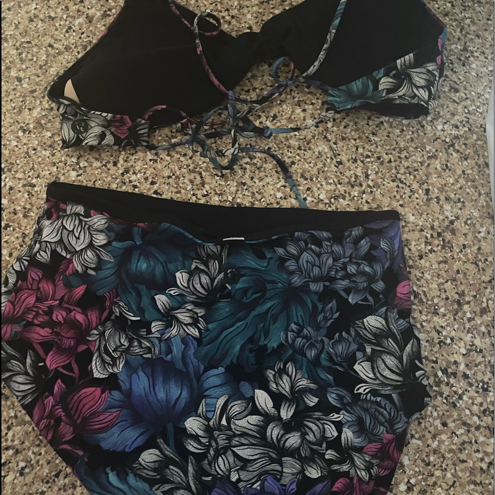 Bikini - Picture 2 of 3
